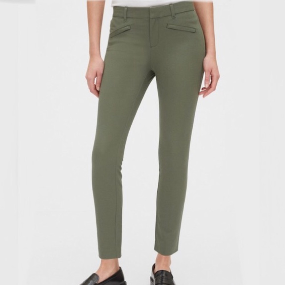 SALE🌟5/$25 | GAP | Cropped Pants | Khaki Green | Size 6